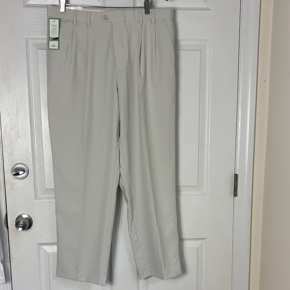 New NWT DOCKERS GOLF pants 36x30 pleated relax fit khakis performance pants